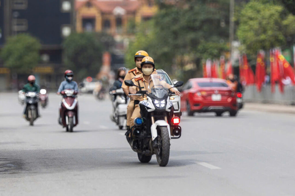 CSGT hỗ trợ mở đường cấp cứu nạn nhân tai nạn giao thông